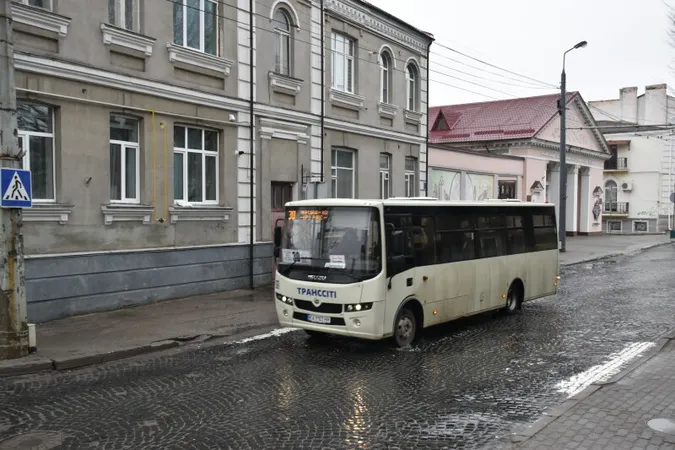 У Луцьку на два маршрути запустили 16 новеньких автобусів (фото)