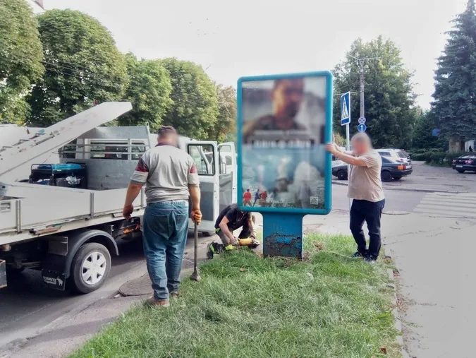 У центрі Луцька демонтували застарілу рекламу (фото)