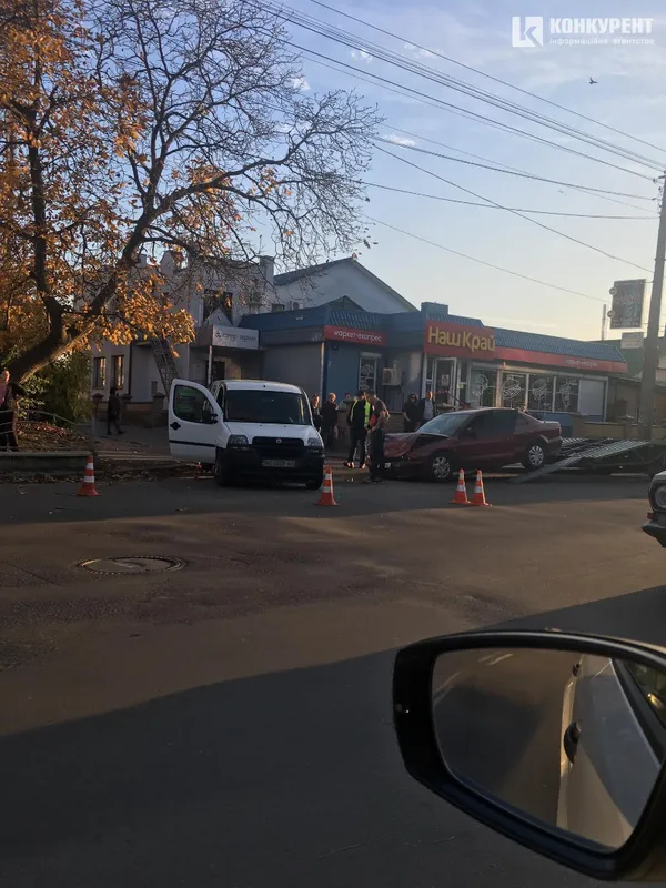 У Луцьку на Грушевського авто «вилетіло» на тротуар (фото)