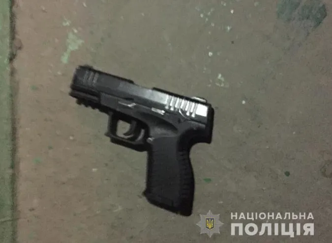У Нововолинську п'яний чоловік у дворі стріляв з пістолета