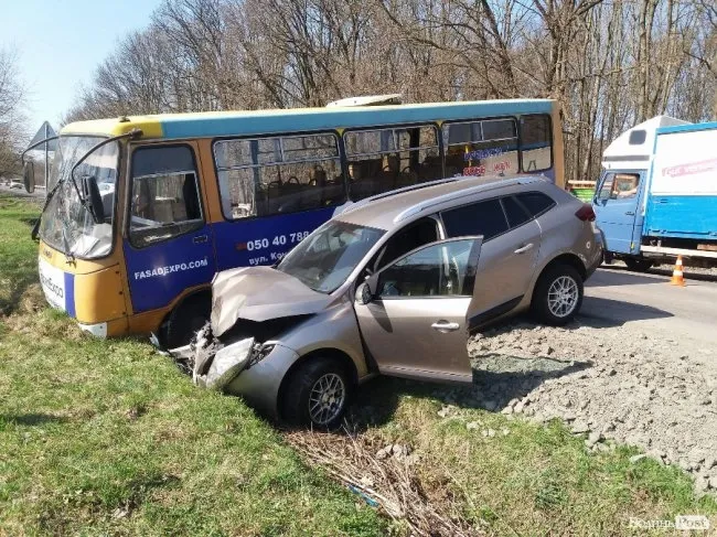 Поблизу Луцька – аварія за участю маршрутки: є постраждалі (фото)