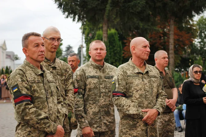 Стільки людей на похоронах давно не було: Луцьк прощався з трьома воїнами (фото, відео)