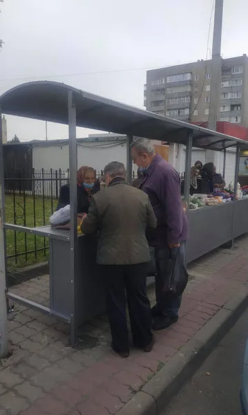 Дозволили торгувати: поблизу луцького залізничного вокзалу встановили ятки (фото, відео)