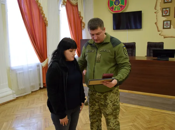 На Волині родичам двох загиблих прикордонників вручили нагороди