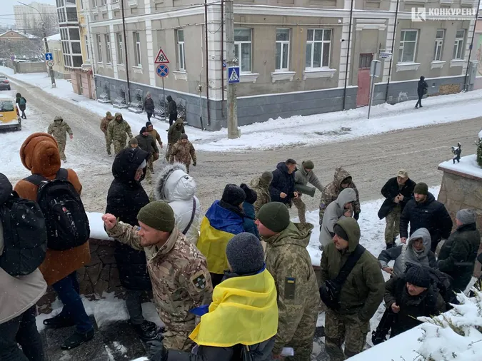 Активісти й військові прийшли під Луцькраду та вимагають у влади виділити більше коштів на воїнів (фото)