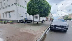 У Луцьку водій елітної автівки вдавав, що його вже оштрафували муніципали