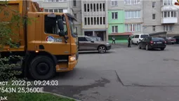 У Луцьку муніципали покарали водія, який заблокував рух сміттєвозу (фото)