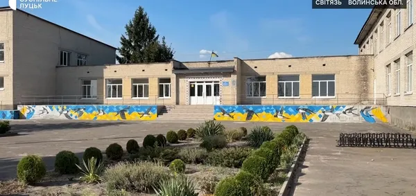 Замість сірих стін – картини: художниця зі Світязя перетворила школу на мистецький простір (фото)