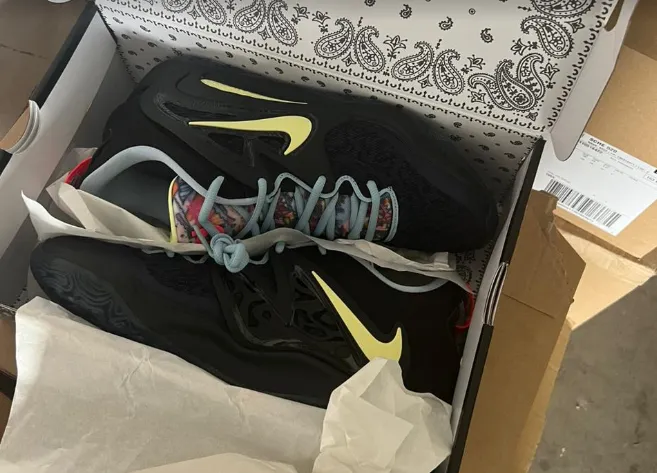 В «Ягодині» серед гуманітарки знайшли 262 пари кросівок Nike (фото)