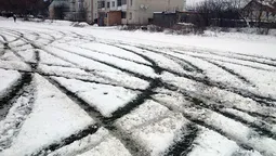 На футбольному полі "Волині" невідомі влаштували автогонки (фото, відео)