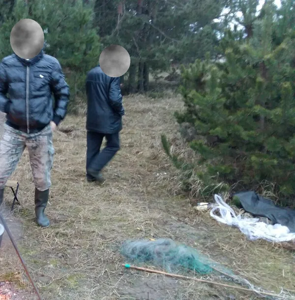 Забрали сітку та «екрани»: на Стоході «застукали» рибалок-порушників (фото)