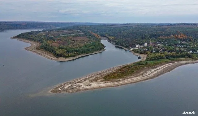 Рівень Дністра падає: вода відкрила фундаменти хат і надгробки цвинтарів затоплених сіл (фото)