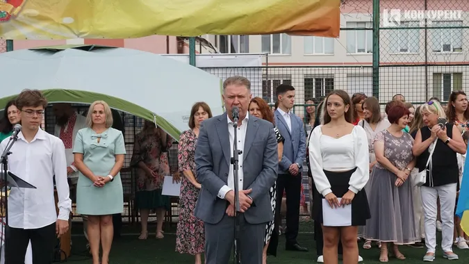 1 вересня у луцькій школі №9: як це було (фоторепортаж)