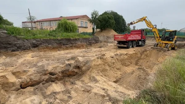 Діти досі ходять до укриття в церкві: у Володимирі затягнулося будівництво сховища для ліцею (фото, відео)
