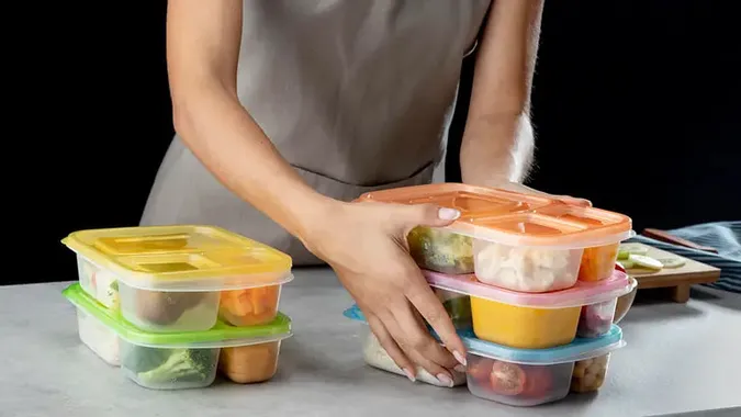 Які продукти не варто тримати у пластикових тарах