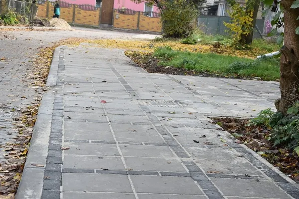 Як ремонтують прибудинкові території у Луцьку (фото)