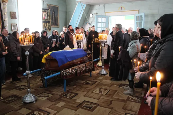 Осиротіли дві доньки: на Волині попрощалися з воїном Володимиром Сасовським (фото)