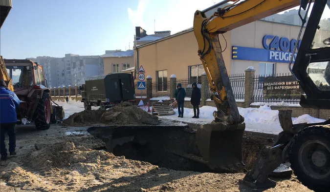 Прорив на водогоні біля «ПортCity»: показали масштаби провалля (фото, відео)