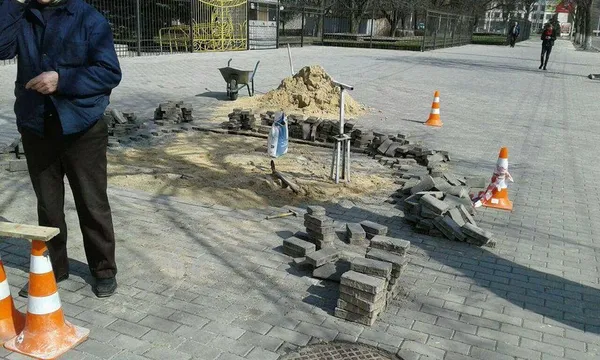 У Луцьку біля «Авангарду» відновлюють бруківку (фото)