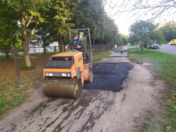 У Луцьку на Воїнів-афганців розпочали ремонтувати тротуар (фото)