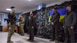 Зеленський відвідав передові позиції на сході країни та вручив військовим державні нагороди (відео)