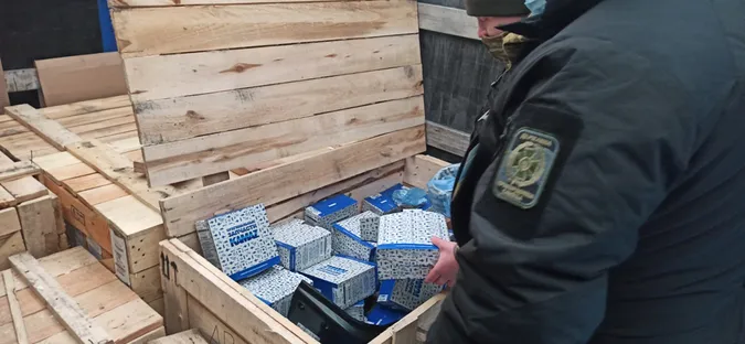 Волинські прикордонники не впустили до України заборонені автозапчастини (фото, відео)