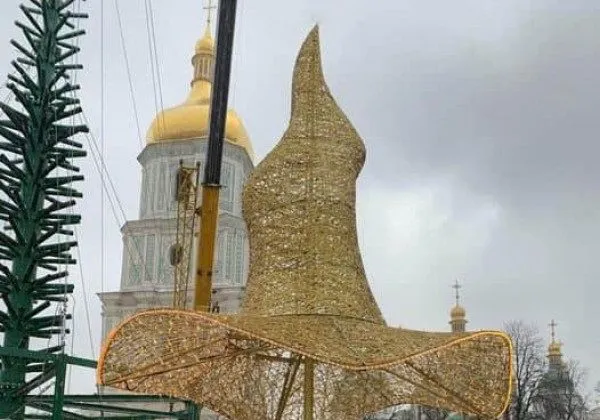 Куди поділи скандальний капелюх, який зняли з головної ялинки