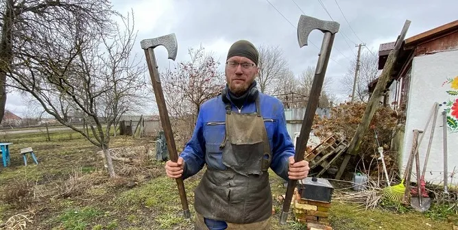 На Волині колишній військовий виготовляє подарункові сокири для захисників (фото, відео)