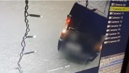 У Луцьку авто в’їхало у вітрину магазину (відео)