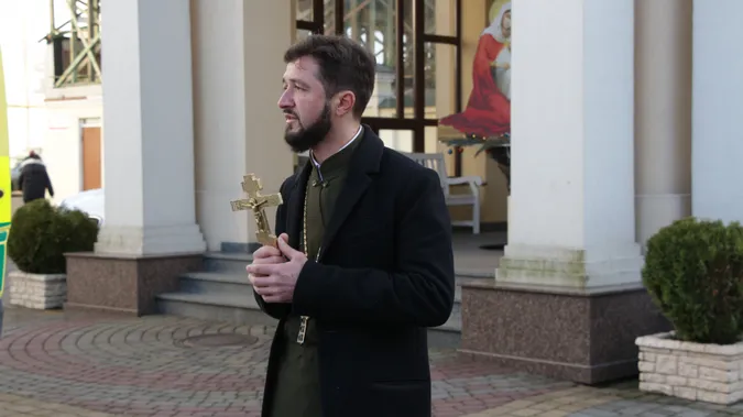 Михаїл освятив реанімобіль, який купила мати загиблого бійця (фото)