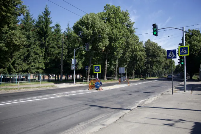 У Луцьку на Львівській встановили світлофор з «острівцем безпеки» (фото)