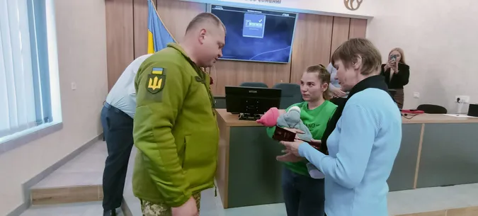Не встиг побачити новонароджену донечку: на Волині посмертно нагородили воїна Олександра Парахомчука