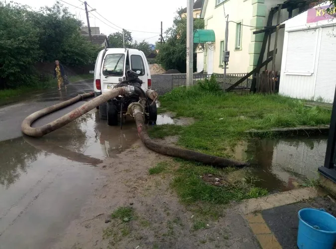 На Волині дощі залили три райони: рятувальники відкачують воду (фото)