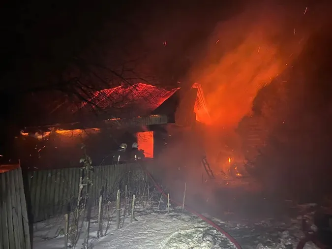 На Ковельщині горіли будинок і господарська споруда (фото)