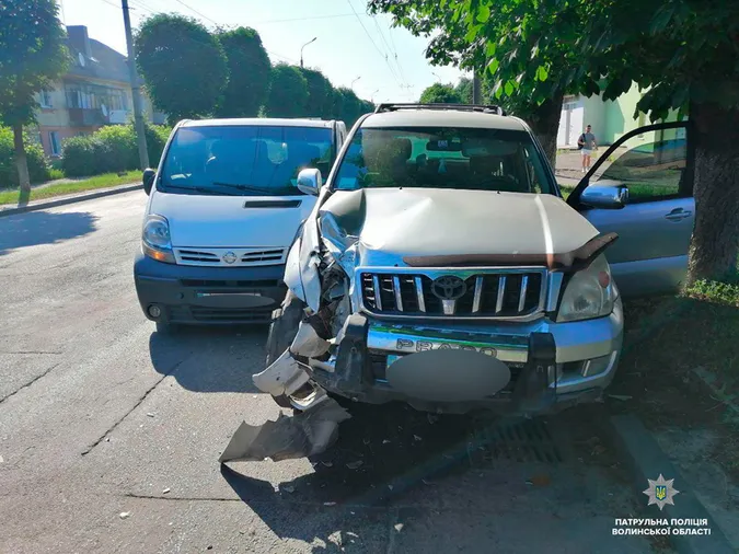 У Луцьку Nissan і Toyota не поділили одну смугу руху