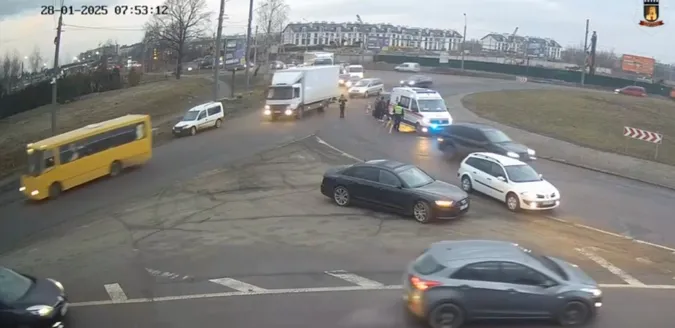 У Луцьку на Рівненській легковик збив мотоцикліста (відео)