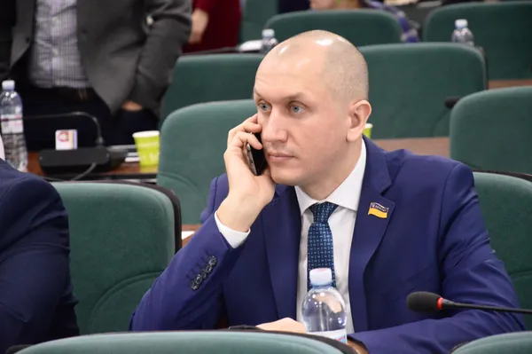...а це серйозно налаштований для роботи Микола Яручик...