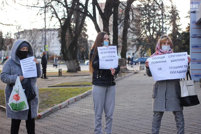 Луцькі зоозахисники пікетували управління поліції: що вимагали (фото)