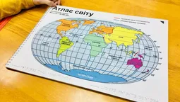 В Україні надрукували атлас світу для людей з вадами зору (фото) 