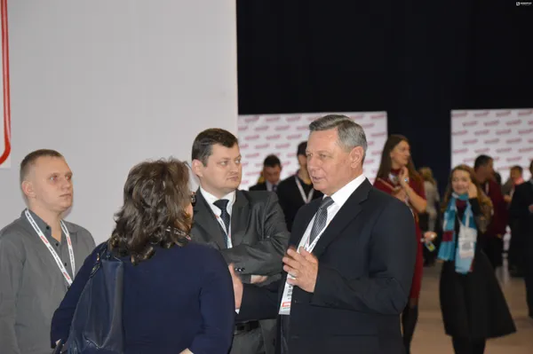 Микола Романюк щось розповідає Юлії Гринчук