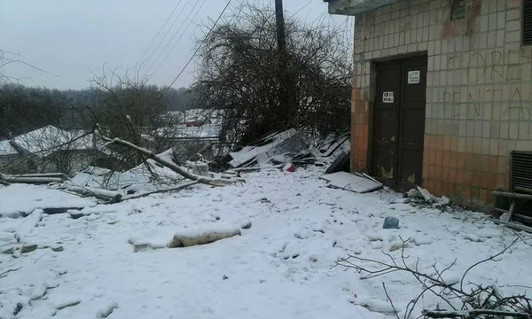 Луцькі муніципали прибирали мотлох зі знесених сараїв (фото)