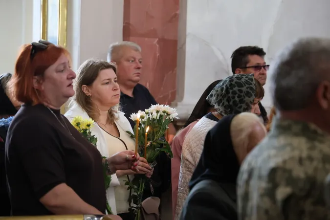 Луцьк навколішки прощався з трьома загиблими захисниками Русланом Новосадом, Владиславом Павлюком та Анатолієм Дячуком