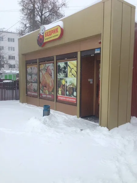 «Кому треба, той долізе»: як луцькі підприємці «чистяться» від снігу (фото)