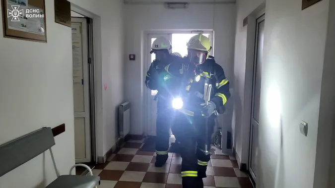Пожежа, рятувальники та евакуація: що відбувалося у готелі на Волині (фото)