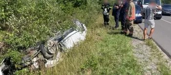 Машина злетіла в кювет, мотоцикліст впав на дорогу: на Волині за добу сталися дві ДТП із п'ятьма потерпілими (фото)