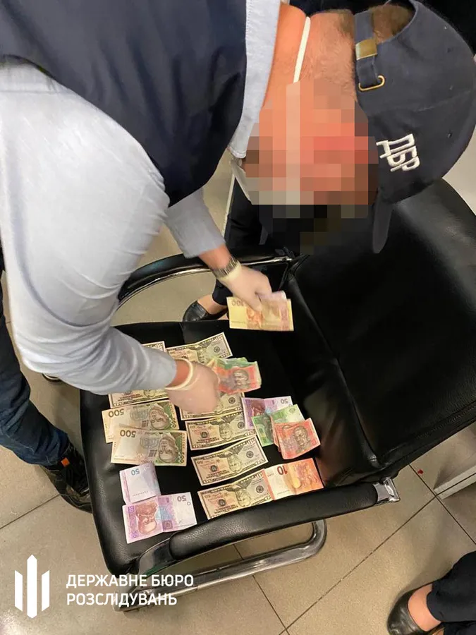 Хабар за розмитнення авто: головному держінспектору Волинської митниці повідомили про підозру