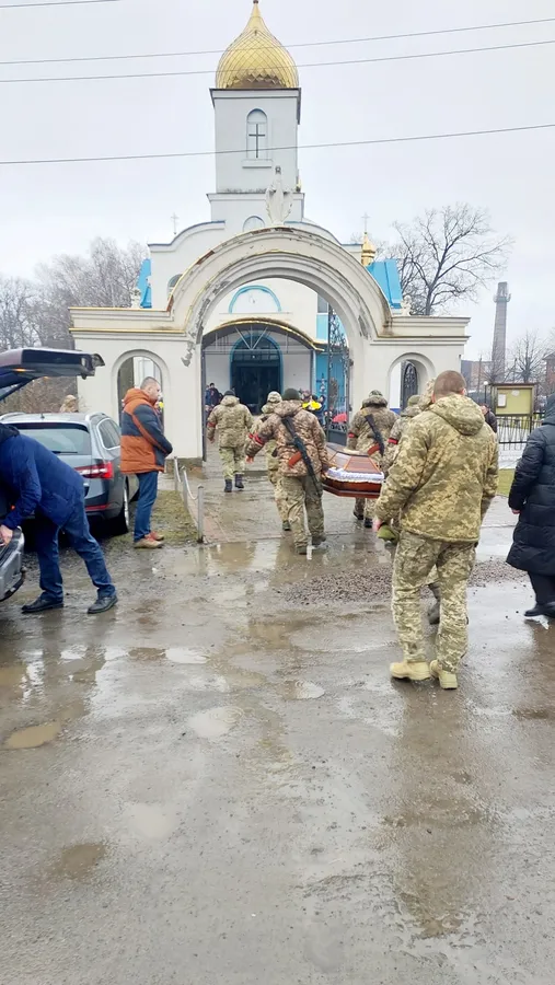 Залишилась дружина і діти: на Волині прощались із військовим Дмитром Мельничуком (фото)