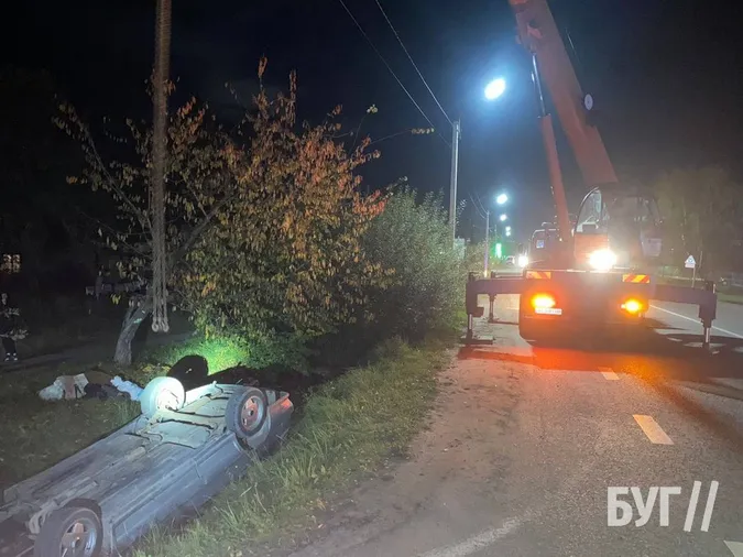 Завадило світло фар: у Нововолинську авто перекинулося на дах (фото)