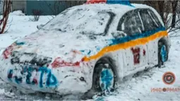 У Дніпрі зі снігу зліпили авто поліції, інші викликали копів його забрати (ФОТО)
