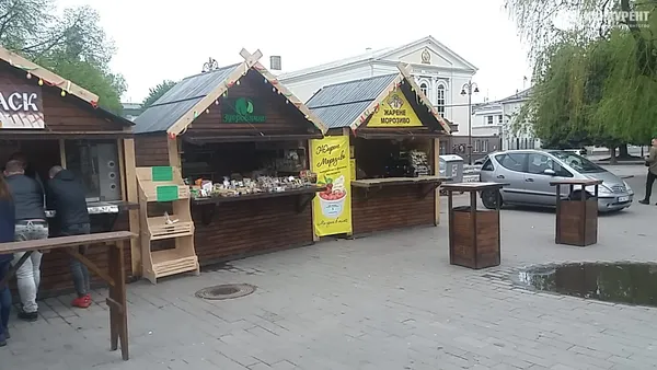 На Театральному майдані у Луцьку діє акція «Поділись пасочкою» (фото)